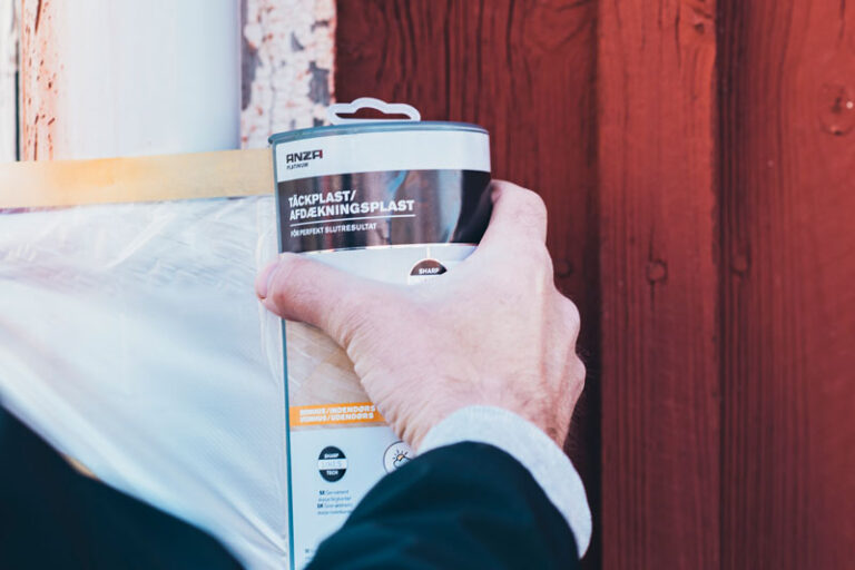 Fästa täckplast innan måla rödfärg