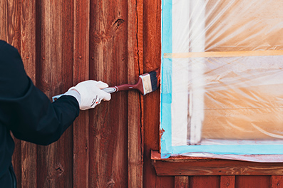Punaisen värin maalaus pienellä siveltimellä