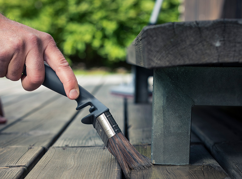 Parvekkeen öljyäminen harjalla