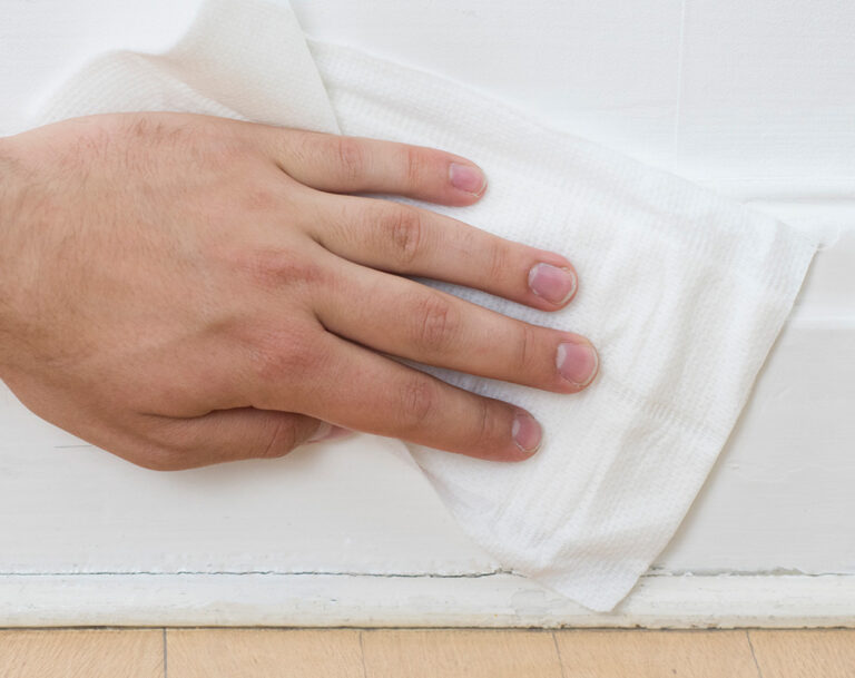 Torka av lister med engångstvätt