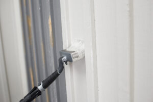 Fasadpensel på förlängningsskaft som målar hus