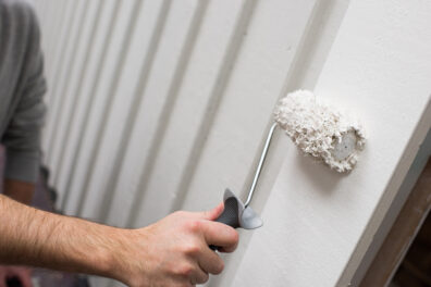 Talojen maalaus telalla