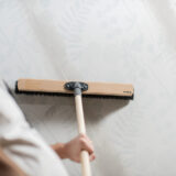 Harjaa pöly pois tasoituksen jälkeen