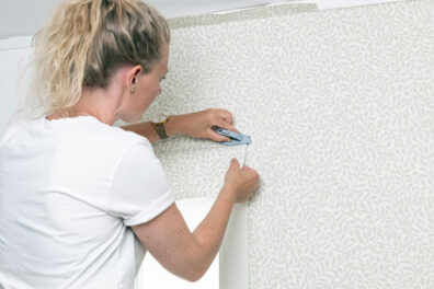 Leikkaa ikkunat tapetoitaessa