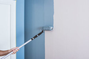 måla vägg med roller och förlängningsskaft