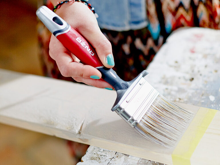 Elite lackpensel som målar på trä