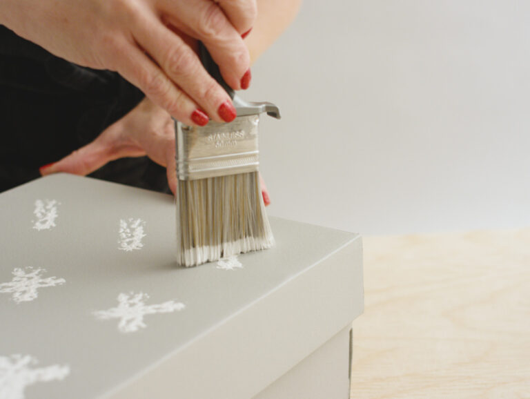 måla mönster på kartong till julklapp