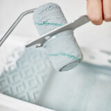 Telakaavin maalin kaapimiseen telasta.