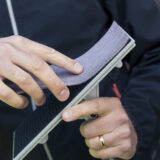 Anza two-in-one terassityökalu, jossa voit yksinkertaisesti kiinnittää hiomapaperin työkaluun ja vaihtaa sitten rullatyynyyn, kun on aika öljytä.