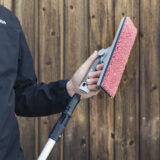 2-in-1 terassityökalu, joka on asennettu jatkokahvaan