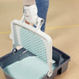 Fill & Carry erittäin suuri maalialusta, joka on helppo kuljettaa ja nostaa ympäri huonetta kahvan avulla.