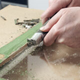 Pieni kaapiva terä, jossa on holsteri, jolla pääsee helposti kulmiin ja kulmiin käsiksi.