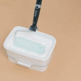 Anlon-rulla ämpärissä täynnä tapettiliisteriä