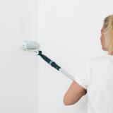 Tapettiliiman liimaaminen telalla