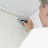 Tapettiveitsi tapettisaumojen katkaisemiseen listojen ja kehysten reunoilta.