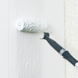 Maxi-rauta Anlon-rullan kanssa tapettiliisterin liimaukseen