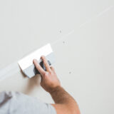 Kipsilevyn saumojen täyttäminen leveällä lastalla