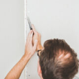 Leikkaa kipsilevyt tasoon