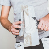 Kaksi leveää lastaa