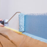 Seinää maalattaessa listoja pitkin rullaaminen