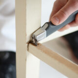 Raaputa maalijäämät pois nurkista ja koloista helposti pienellä kaapimella.