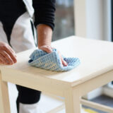 Pyyhi hiomapöly pois mikrokuituliinalla.