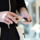 Japanilainen kitti pienten epätasaisuuksien täyttämiseen helposti huonekaluissa ja seinissä.