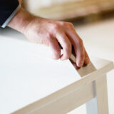 Japanilainen täyteaine pöydän pienten epätasaisuuksien täyttämiseen.