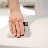 Japanilainen kitti, joka sopii erinomaisesti pienten puutteiden täyttämiseen huonekaluja tai seiniä tasoitettaessa.