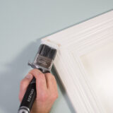 Platinavärinen sivellin ovien vuorausten maalaamiseen