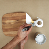 Käsinmaalaus leikkuulauta platinalakka siveltimellä