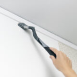 Platinum Long Angle Brush, joka levittää tapettiliisterin listoja pitkin.