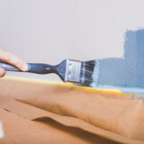 Platina pitkä kulmasivellin säästää maalia jalkalistoja pitkin