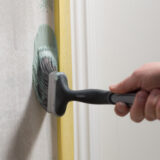 Pitkä kulmasivellin säästää maalia listoja pitkin.