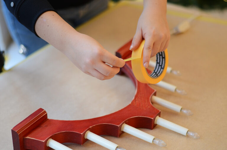 Drar ut maskeringstejp från rullen